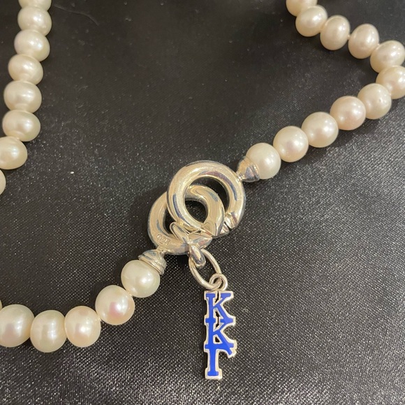 M Lahart & Co. Pearl necklace with Kappa charm - Picture 3 of 4